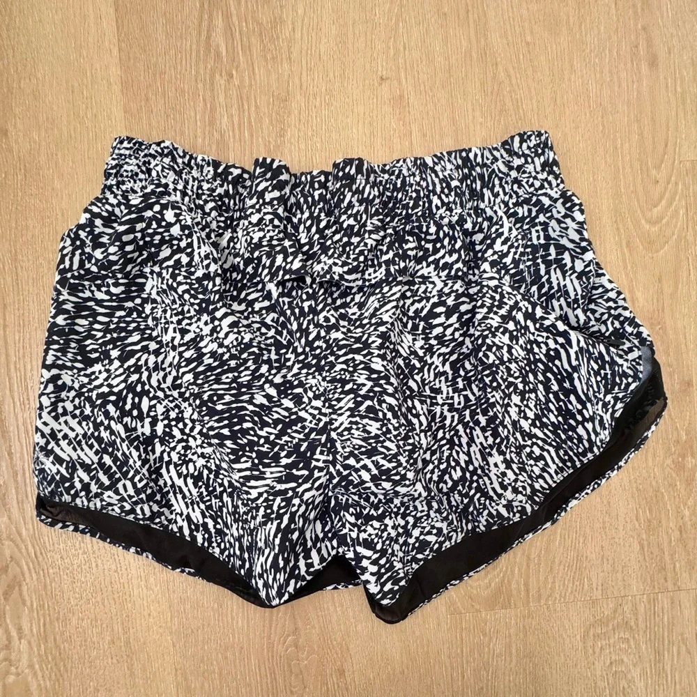 Athleta Black and White Patterned Mesh Racer Run Mid Rise 4